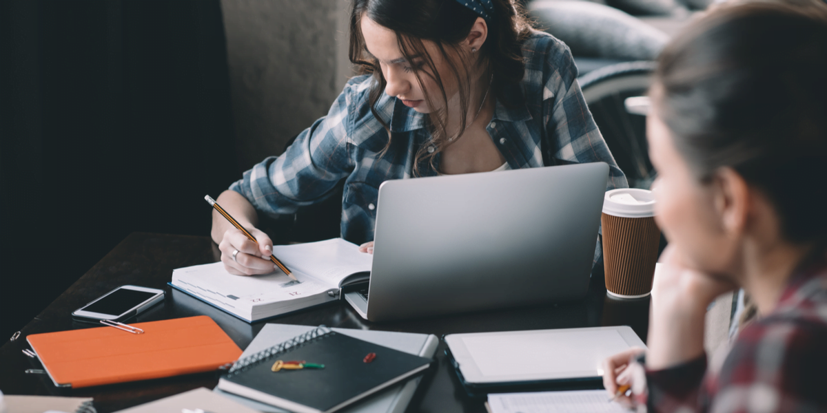 Studentin schreibt Abstract für ihre Bachelorarbeit