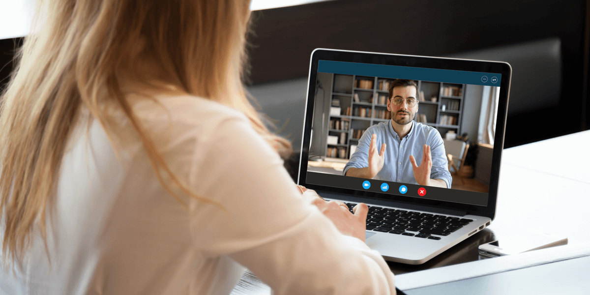 Studentin führt Experteninterview durch