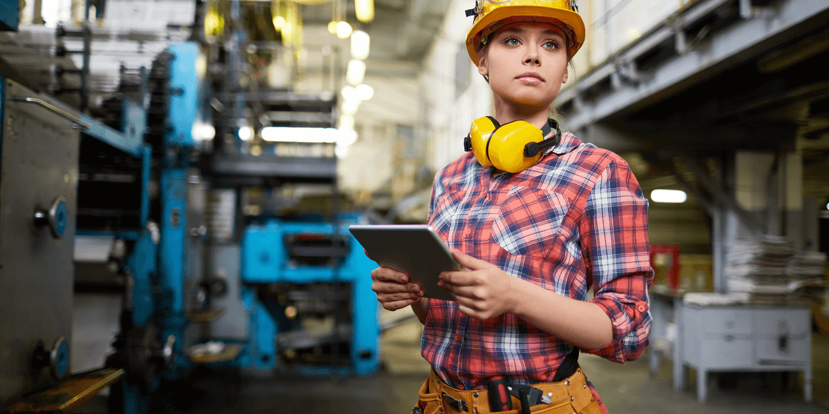 Hübsche Studentin bei der praktischen Arbeit bei einem Unternehmen